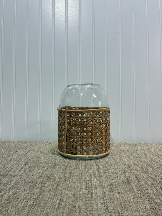 med Clear glass with raffia design on a textured wall.